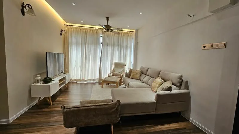 Living features: 3-seater fabric sofa in light grey, armchair in beige, coffee table, TV console with white finish, wall-mounted TV, area rug in neutral color, wooden flooring, ceiling fan with light, recessed downlights, floor-to-ceiling sheer curtains, decorative wall sconces; style: modern.