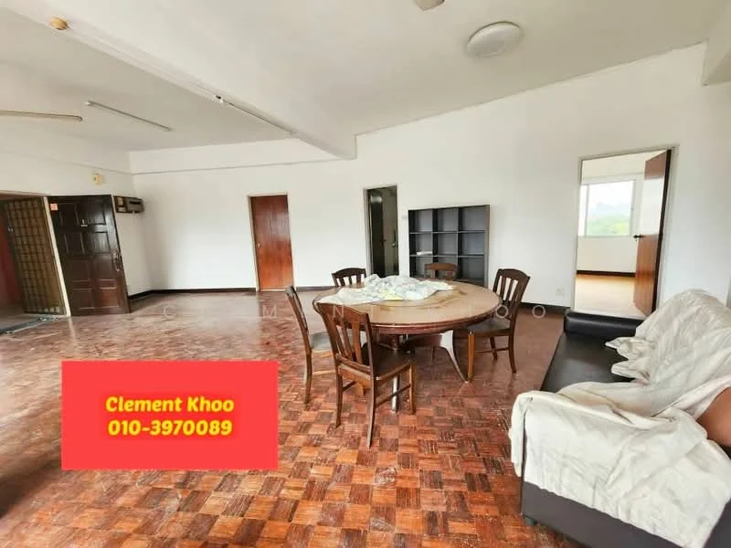 Living features: wooden parquet flooring, white painted walls, ceiling fan, round dining table with four chairs, black leather sofa, bookshelf, large windows with natural light, open layout.