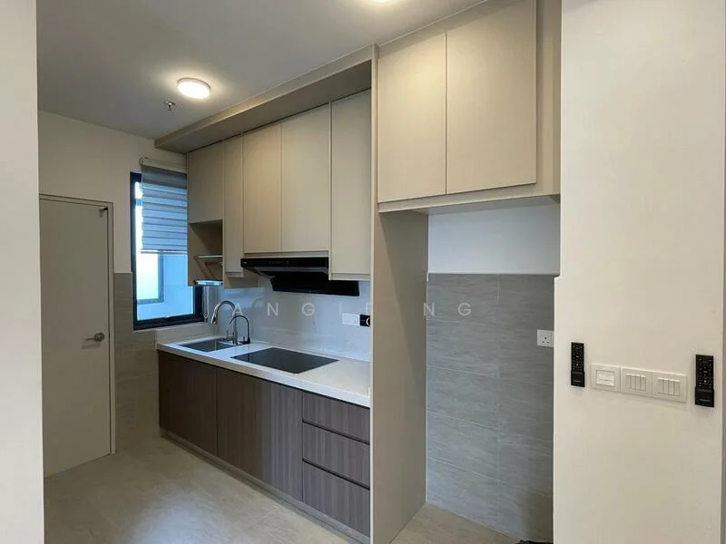 Kitchen features: single-bowl stainless-steel sink, chrome pull-down faucet, laminate countertop, white shaker cabinets, built-in oven, freestanding range oven, ceramic tile flooring, grey tiled backsplash, recessed downlights, wall-mounted range hood; style: modern.