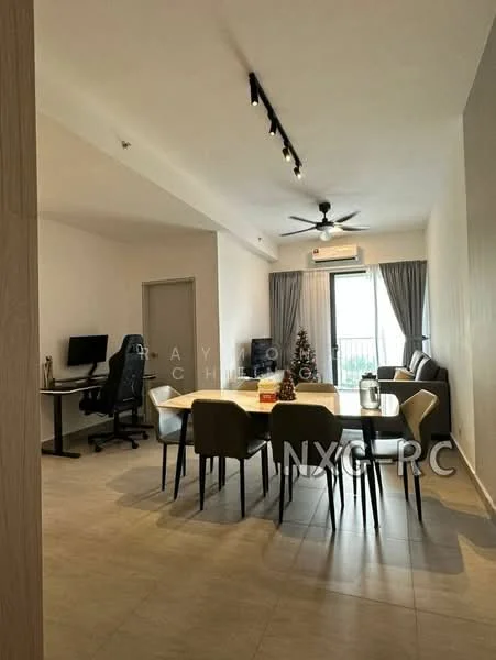 Living features: light grey painted walls, cream tiled flooring, 5-blade ceiling fan with light, recessed LED downlights, sofa in dark grey fabric, round dining table with 6 upholstered chairs, TV console, wall-mounted TV, large window with sheer curtains, decorative Christmas tree, computer desk with chair, area rug with geometric pattern; style: modern; view: city.