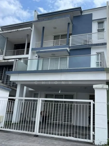 Exterior type: linked terrace house; features: two-storey building, blue and white painted facade, horizontal metal railing on balconies, large windows with horizontal slats, covered porch area, paved driveway, fenced front yard, modern architectural design; style: modern.