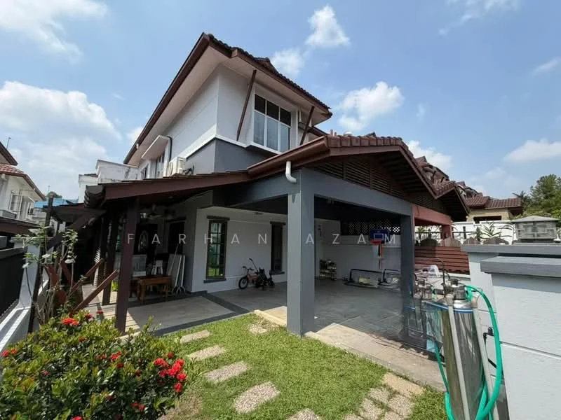 Exterior type: semi-detached house; features: two-storey structure, brown tiled roof, white painted facade, grey columns, manicured lawn, stone-paved walkway, outdoor patio area, garden with flowering plants, fenced perimeter, visible bicycle, outdoor water hose, surrounding residential area; style: modern.