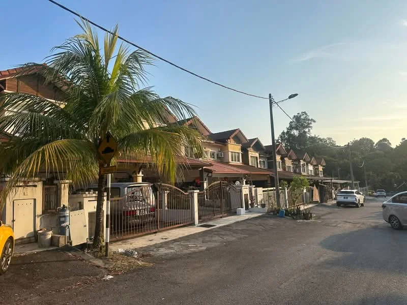 Exterior type: linked terrace house; features: two-storey linked terrace houses, red tiled roofs, cream painted facade, front porches, manicured lawns, paved driveway, street lighting, palm trees, fenced front yards, sidewalks; style: modern.
