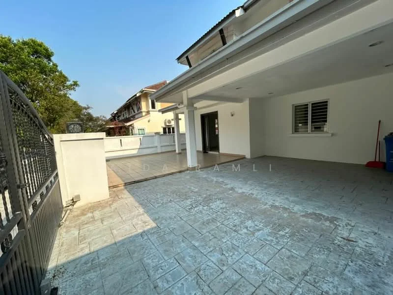 Exterior type: linked terrace house; features: paved outdoor area, fenced perimeter, covered porch, manicured landscaping, access to main entrance, adjacent to residential buildings, outdoor lighting fixtures; style: modern.
