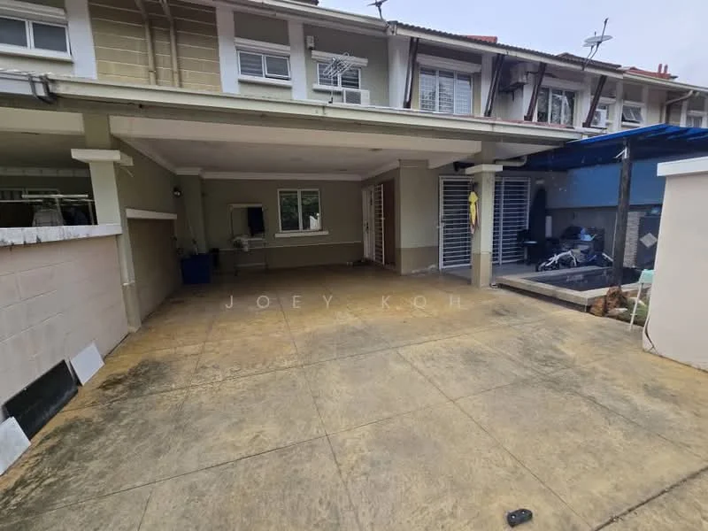 Exterior type: linked terrace house; features: concrete driveway, covered car porch, exterior walls painted in light beige, windows with white frames, sliding gate, manicured lawn, outdoor storage area, access to utility area; style: modern.