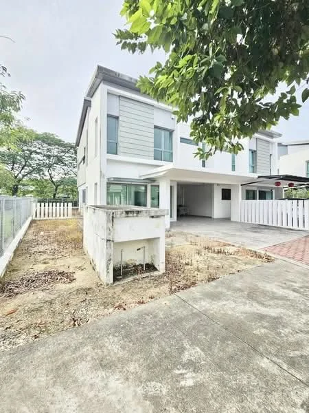 Exterior type: semi-detached house; features: white painted facade, grey cladding, flat roof, approximately 2-storey, manicured lawn, fenced yard, paved driveway, large windows, covered car porch, surrounded by greenery; style: modern.