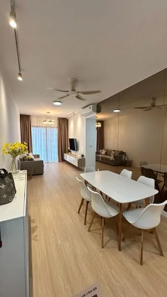 Living features: light wood flooring, white walls, recessed downlights, 5-blade ceiling fan, sofa in grey fabric, TV console, wall-mounted TV, large window with sheer curtains, decorative mirror, dining table with white chairs, decorative vase with yellow flowers; style: modern.