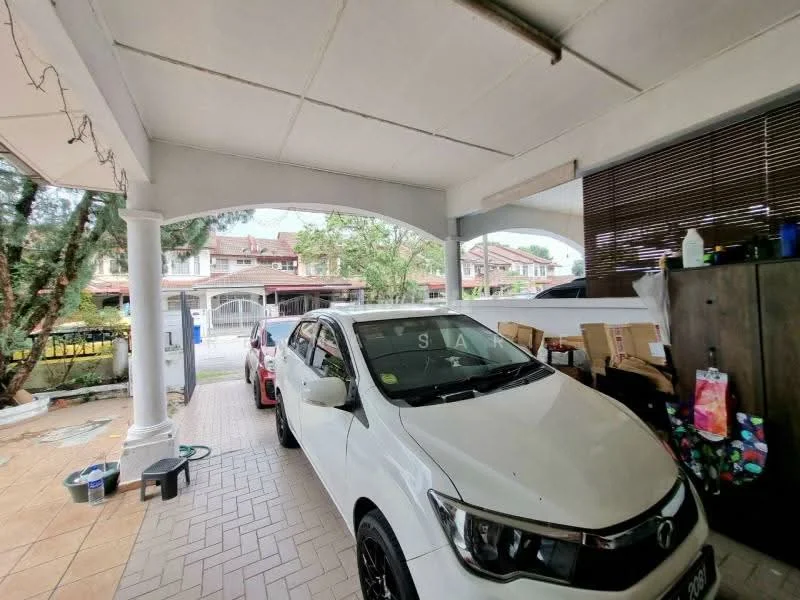 Exterior type: linked terrace house; features: covered car porch, paved flooring, arched columns, exterior wall with wood paneling, manicured landscaping, visible residential street, surrounded by greenery; style: modern.