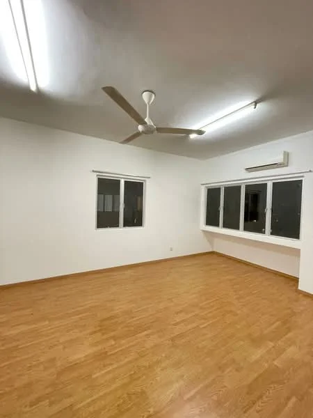 Room features: white painted walls, laminate flooring, 5-blade ceiling fan, 2 floor-to-ceiling windows, 1 wall-mounted split AC, natural light from windows, neutral color scheme, open space layout; style: modern.