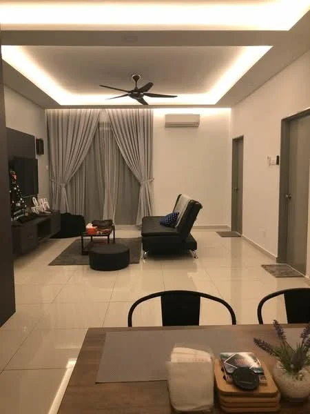 Living features: 5-blade ceiling fan with integrated LED light, recessed ceiling lighting, wall-mounted TV, TV console, black leather recliner sofa, round ottoman, grey area rug, light-coloured walls, cream tiled flooring, floor-to-ceiling curtains, wall-mounted air conditioning unit; style: modern.