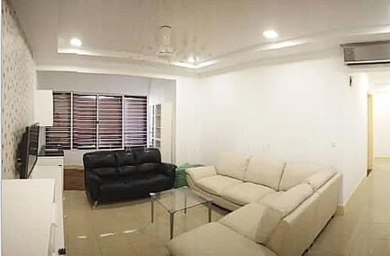 Living features: L-shape sectional sofa in beige, 3-seater fabric sofa in black, glass coffee table, wall-mounted TV, white painted walls, recessed downlights, ceiling fan, tile flooring, window with blinds; style: modern.