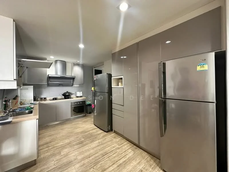 Kitchen features: grey cabinetry, stainless-steel fridge, built-in oven, 4-burner gas hob, stainless-steel range hood, single-bowl stainless-steel sink, chrome pull-down faucet, ceramic tile backsplash, laminate countertop, wood-look vinyl flooring, recessed LED downlights; style: modern.