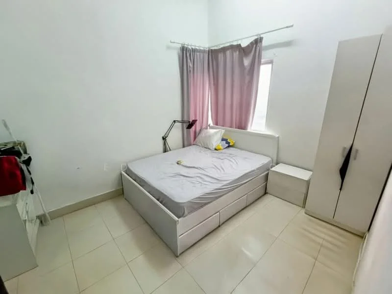 Bedroom features: queen-size bed with storage, white bedding, light grey walls, curtains in light purple, single bedside table, white wardrobe, floor tiles, desk lamp, window with natural light; style: modern.