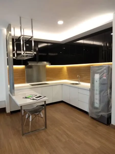 Kitchen features: white shaker cabinets, marble countertop, stainless-steel sink, chrome pull-down faucet, built-in oven, stainless-steel range hood, 4-burner gas hob, black glass backsplash, recessed LED downlights, wood laminate flooring, island with seating, open shelving, wall-mounted cabinets, modern bar stools; style: modern.
