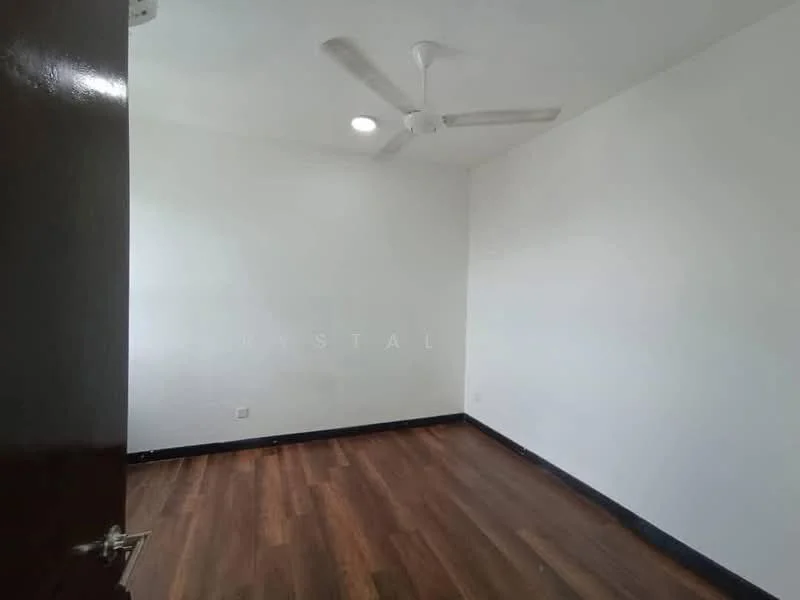 Room features: white painted walls, wooden flooring, 5-blade ceiling fan, recessed downlight, single door, black skirting; style: minimalist.