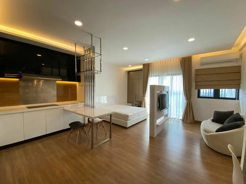 Living features: open-plan layout, white cabinetry, wooden flooring, kitchen island with seating, black countertop, built-in oven, stainless-steel range hood, recessed lighting, floor-to-ceiling windows, sheer curtains, wall-mounted TV, sofa with cushions, bed with mattress, dining table with chairs; style: modern.
