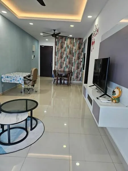 Living features: glossy tile flooring, light blue painted walls, feature wall with patterned tiles, ceiling with recessed lighting, 5-blade ceiling fan, wall-mounted TV, white TV console, round coffee table, area rug with circular pattern, dining table with four chairs, work desk with chair, window with natural light; style: modern.