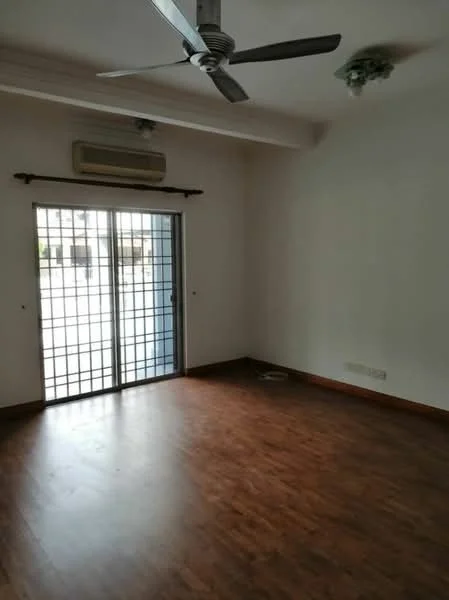 Living features: wooden flooring, 5-blade ceiling fan, wall-mounted split AC, sliding glass door, floor-to-ceiling windows, white painted walls, curtain rod, natural light from outside.