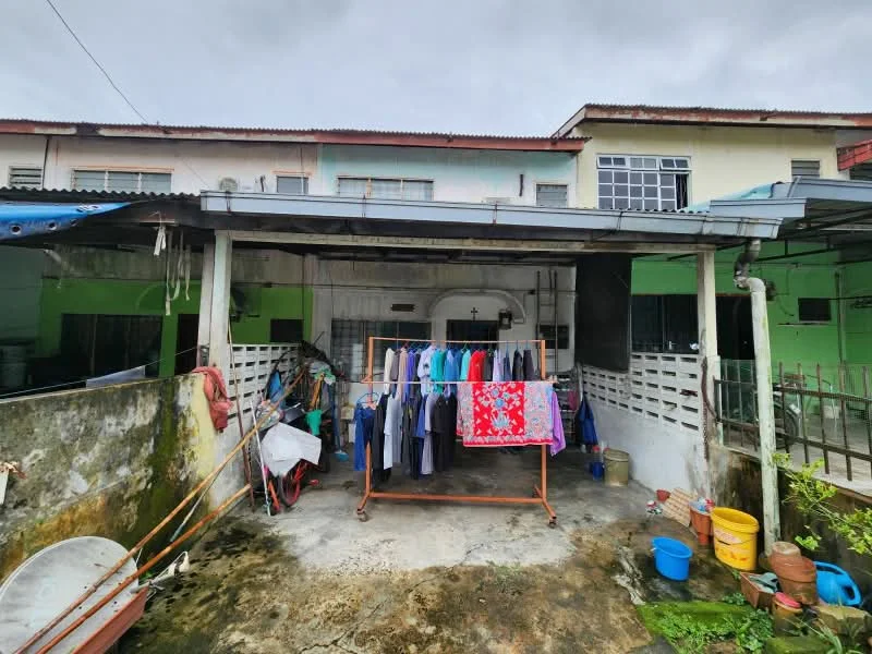Exterior type: linked terrace house; features: concrete flooring, metal roof, exposed brick wall, laundry area with clothesline, outdoor space with pots, green wall paint, white brick wall, overhead awning, backyard area, clothes drying rack; style: traditional.