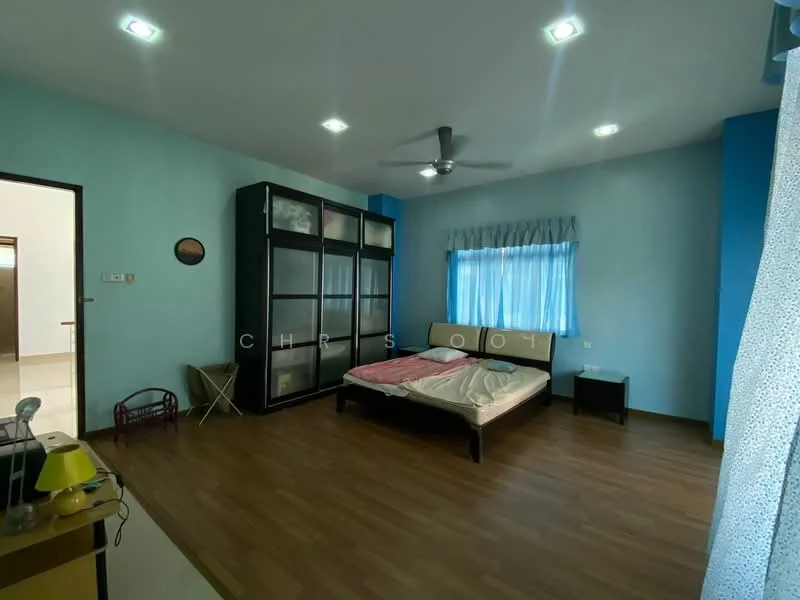 Bedroom features: light blue painted walls, laminate flooring, 5-blade ceiling fan, large window with sheer curtains, queen-size bed with mattress, black wardrobe with glass doors, bedside table, decorative wall clock; style: modern.