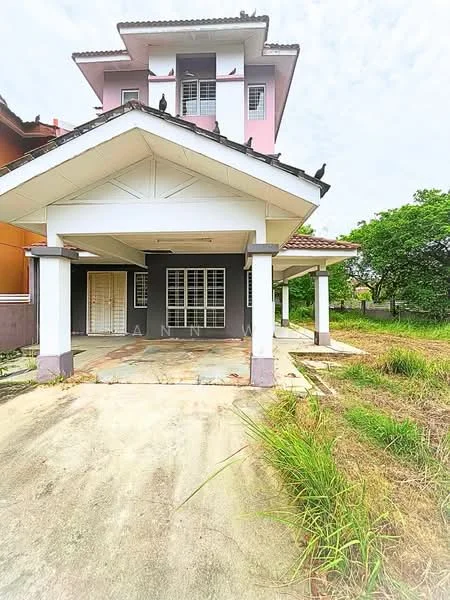 Exterior type: detached bungalow; features: two-storey building, pink and grey facade, gabled roof, covered car porch, front porch with columns, large windows, manicured lawn, surrounding greenery, concrete driveway, exposed concrete flooring; style: modern.