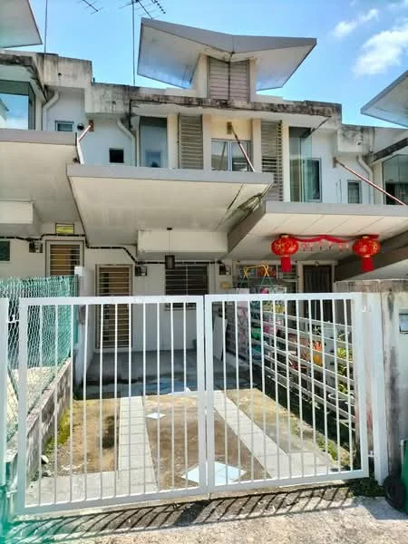Exterior type: linked terrace house; features: white painted facade, flat roof with overhangs, metal gate, paved walkway, garden area, decorative lanterns, windows with shutters, two-storey structure; style: modern.