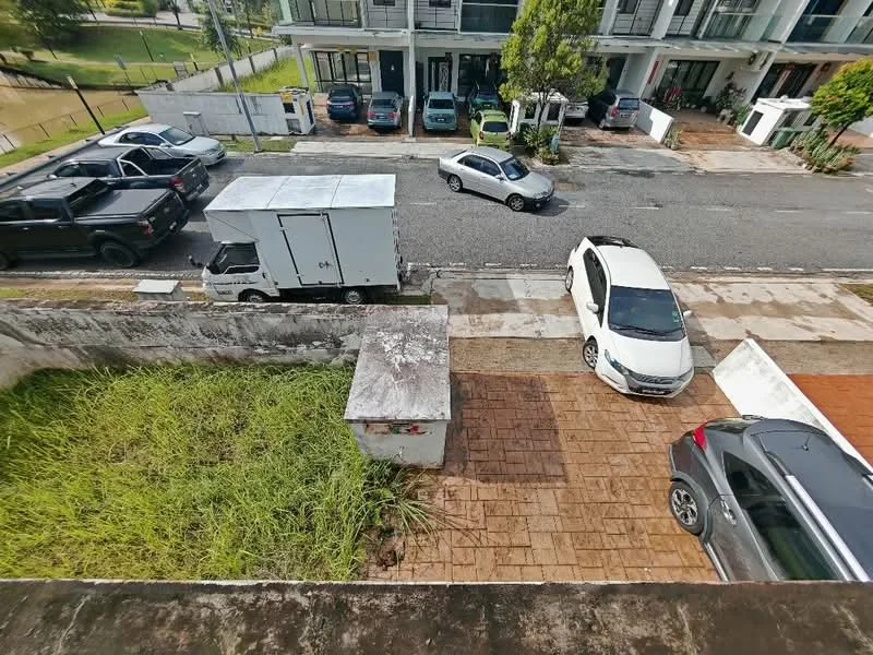 Exterior type: linked terrace house; features: paved driveway, manicured lawn, mature trees, multiple parked cars, concrete wall, sidewalk, road access, grass area; style: modern.
