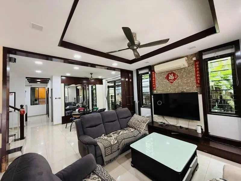 Living features: 5-blade ceiling fan with light, sofa in grey with patterned cushions, coffee table with glass top, wall-mounted TV, TV console in dark wood, recessed ceiling with decorative lighting, white painted walls, tile flooring, large windows with grilles, decorative wall art, air conditioning unit; style: modern; view: garden.
