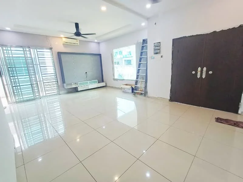 Living features: glossy ceramic tile flooring, white painted walls, ceiling with recessed downlights, 5-blade ceiling fan, large windows with horizontal slats, air conditioning unit, built-in wall cabinet, ladder against wall; style: modern.