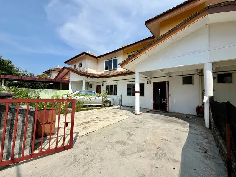 Exterior type: semi-detached house; features: white painted facade, flat roof, single-storey, driveway with concrete surface, car porch with awning, manicured lawn, surrounded by greenery, windows with white frames, front entrance with porch, fenced perimeter; style: modern.
