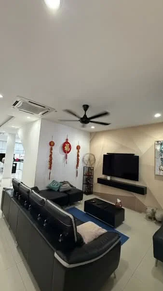 Living features: black leather sofa with 3 seats, coffee table, wall-mounted TV, recessed downlights, 5-blade ceiling fan, decorative wall art, accent wall with geometric pattern, air conditioning unit, decorative wall hangings, light-colored tiled flooring; style: modern.