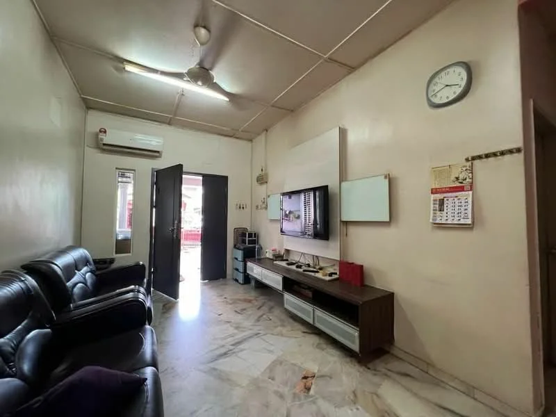 Living features: black leather sofa, 3-seater sofa, marble flooring, wall-mounted TV, wooden TV console, ceiling fan, wall clock, light-colored painted walls, window with sheer curtains, air conditioning unit; style: modern.