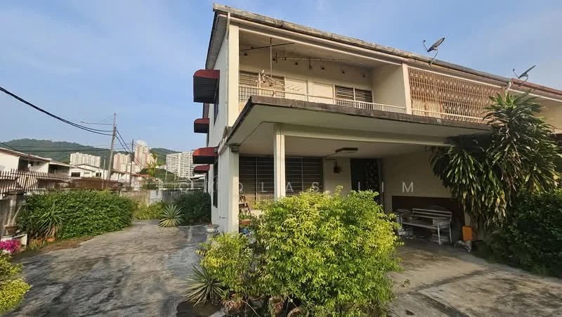 Exterior type: semi-detached house; features: two-storey structure, concrete facade, balconies with railings, flat roof, manicured garden, paved walkway, surrounding greenery, satellite dishes on roof, exterior lighting, driveway, outdoor seating area; style: modern.