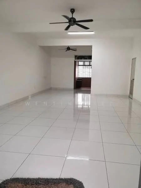 Living features: white painted walls, glossy white tile flooring, 2 ceiling fans, large windows with wooden frames, natural light, open layout, neutral decor, area rug; style: modern.