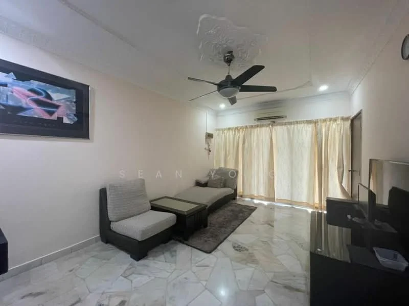 Living features: marble flooring, 5-blade ceiling fan with light, sofa in grey fabric, coffee table, TV console, wall-mounted TV, curtains in beige, decorative wall art, air conditioning unit; style: modern.
