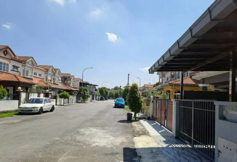 Exterior type: linked terrace house; features: two-storey linked terrace houses, red tiled roofs, white painted facade, manicured lawns, paved driveway, street lighting, curbside parking, sidewalk, clear blue sky; style: modern.