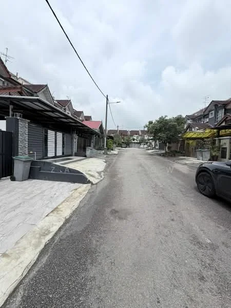 Exterior type: linked terrace house; features: residential street, paved road, street lighting, curbside drainage, sidewalk, two-storey houses, manicured landscaping, trees along the street; style: modern.