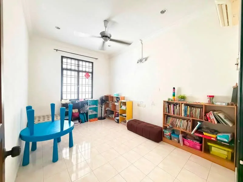 Room features: white painted walls, ceiling fan, tile flooring, large window with grid pattern, wooden bookshelf, colorful storage bins, brown upholstered bench, blue round table with chairs; style: minimalist.