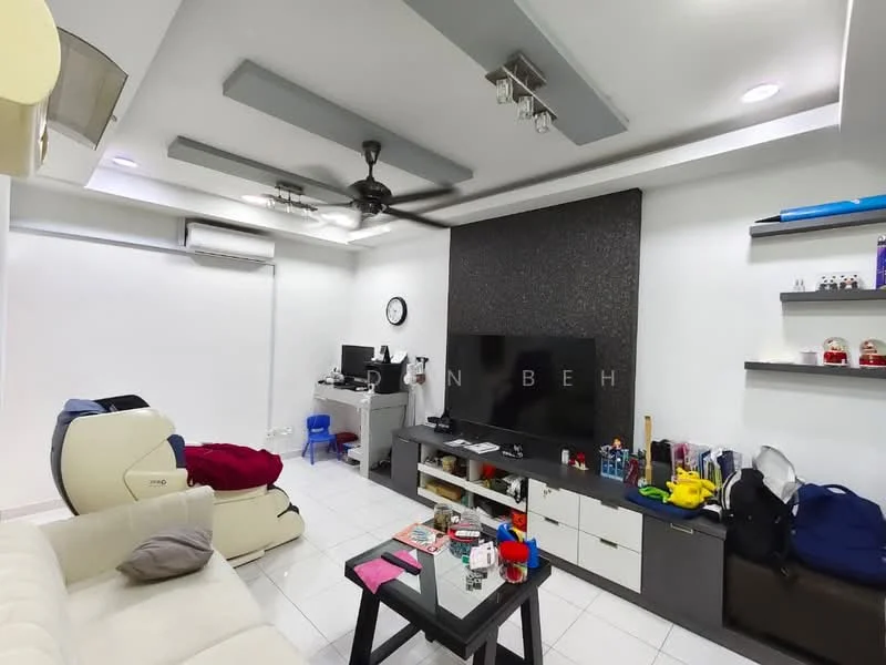 Living features: white painted walls, polished tile flooring, 5-blade ceiling fan with light, recessed downlights, wall-mounted TV, TV console with storage, sofa in cream color, coffee table, decorative items on shelves, computer workstation, air conditioning unit; style: modern.