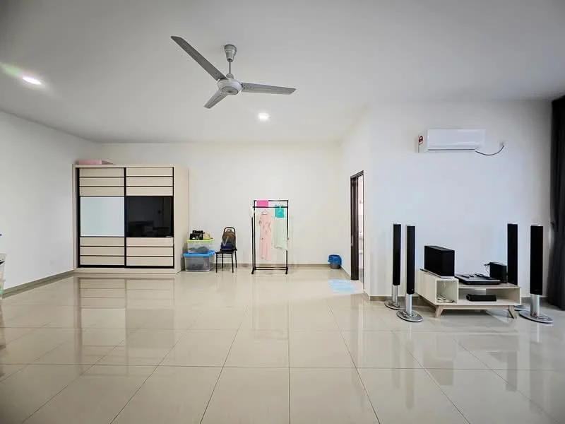 Living features: white painted walls, glossy beige tile flooring, 5-blade ceiling fan with light, wall-mounted air conditioning unit, built-in wardrobe with sliding doors, freestanding TV cabinet, two tall speakers, open space layout; style: modern.