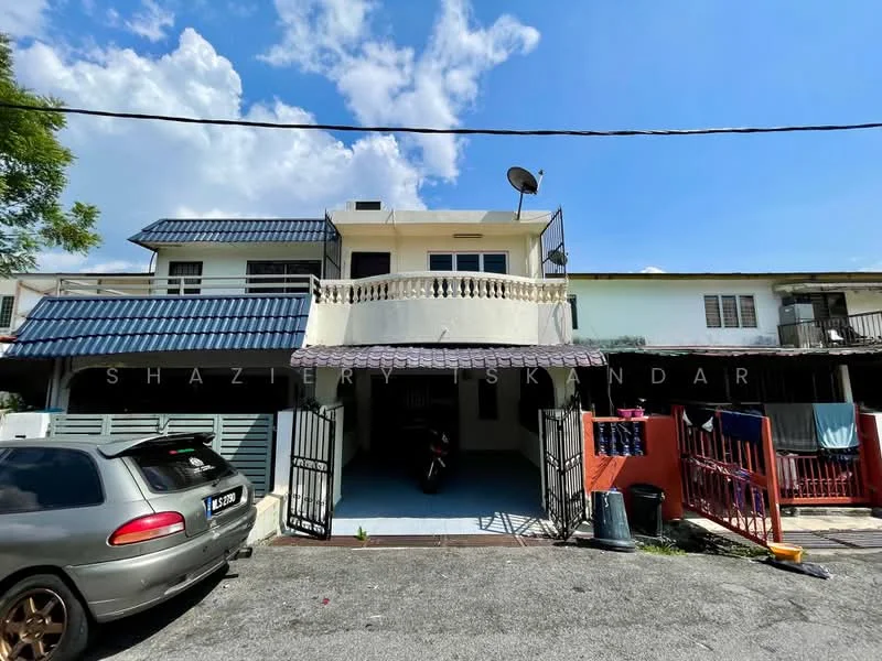 Exterior type: linked terrace house; features: two-storey building, blue tiled roof, white painted facade, balcony with railing, front gate, driveway, car porch, visible satellite dish, laundry hanging on balcony, manicured front garden; style: modern.