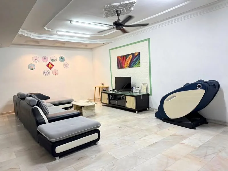 Living features: 3-seater fabric sofa in grey, 2-seater sofa in black and white, coffee table, TV console, wall-mounted TV, decorative artwork on wall, ceiling fan with light, marble flooring, white painted walls, crown moulding; style: modern.