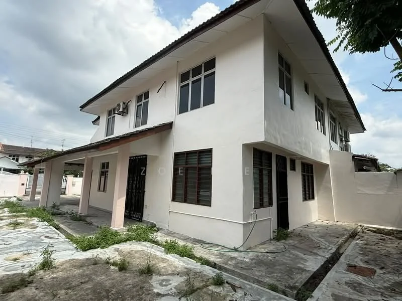 Exterior type: detached bungalow; features: white painted facade, flat roof, two-storey building, windows with grilles, exposed concrete flooring, manicured lawn area, surrounded by low fencing, driveway with interlocking pavers; style: modern.