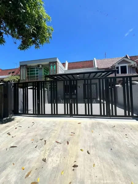 Exterior type: linked terrace house; features: metal gate with horizontal slats, concrete driveway, manicured lawn, single-storey structure, red tiled roof, large windows, greenery around the property, surrounded by residential houses; style: modern.