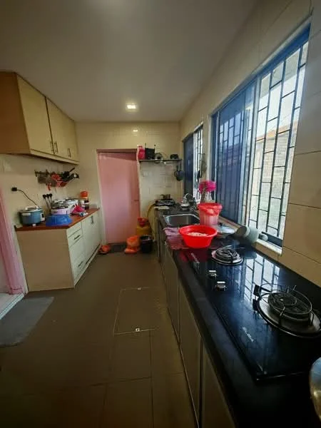 Kitchen features: laminate cabinetry in light wood, black granite countertop, stainless-steel gas hob, double-bowl stainless-steel sink, wall-mounted cabinets, tile backsplash, floor tiles in beige, window with security bars, kitchen utensils and pots visible, pink door, open layout, recessed ceiling lights; style: modern.
