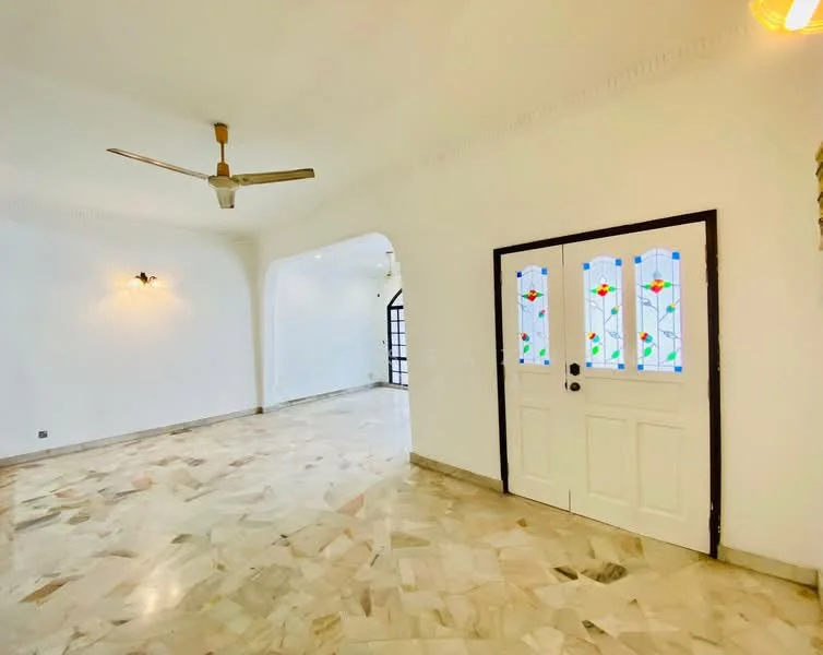 Living features: white painted walls, marble flooring, 5-blade ceiling fan, arched doorway, stained glass door, wall sconce lighting, decorative ceiling moulding; style: traditional.