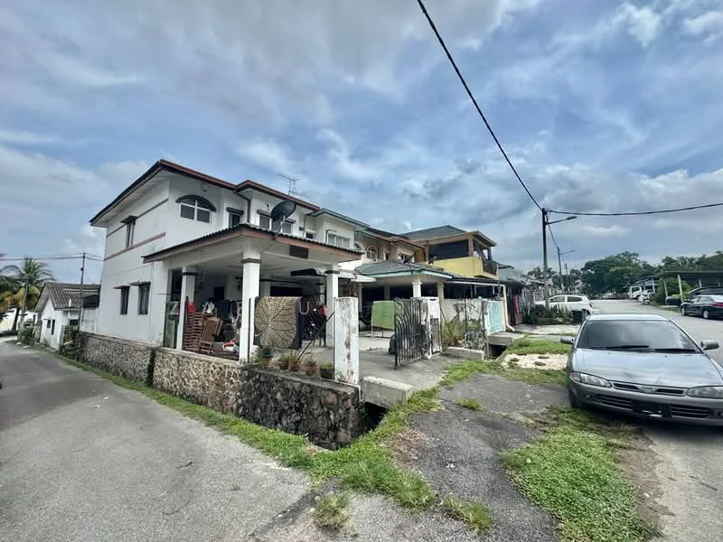 Exterior type: linked terrace house; features: two-storey building, white painted facade, flat roof, open-air car porch, stone-clad base, surrounded by greenery, parking area visible, adjacent to quiet residential street; style: modern.
