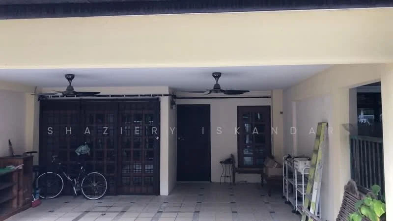Exterior type: linked terrace house; features: covered porch, two ceiling fans, tiled flooring, wooden door, metal grilles on windows, bicycles parked, outdoor storage unit, open space, light-colored painted walls; style: traditional.