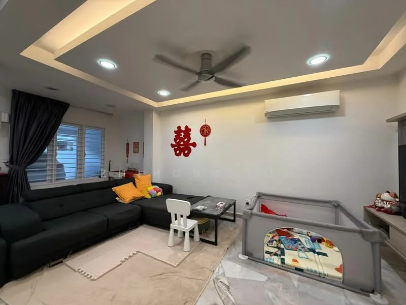 Living features: black L-shape sectional sofa, colorful throw pillows, white coffee table, light-colored area rug, ceiling fan with integrated LED light, recessed ceiling lights, wall-mounted air conditioning unit, decorative wall art, window with blinds, playpen with colorful mat; style: modern.
