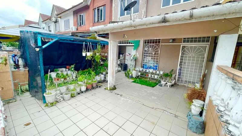 Exterior type: linked terrace house; features: paved flooring, garden area with potted plants, covered patio, fenced area, satellite dish on roof, outdoor seating area, greenery surrounding the property; style: modern.